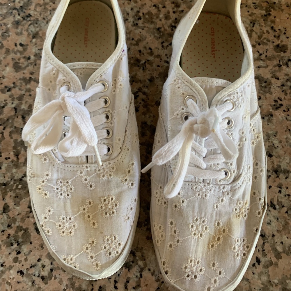 White Shoes - Picture 1 of 6